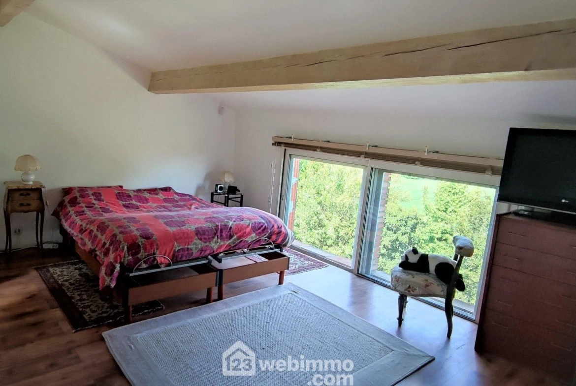 À vendre en viager occupé une maison de 155 m² à Auvillar (82) avec terrasse et garage 