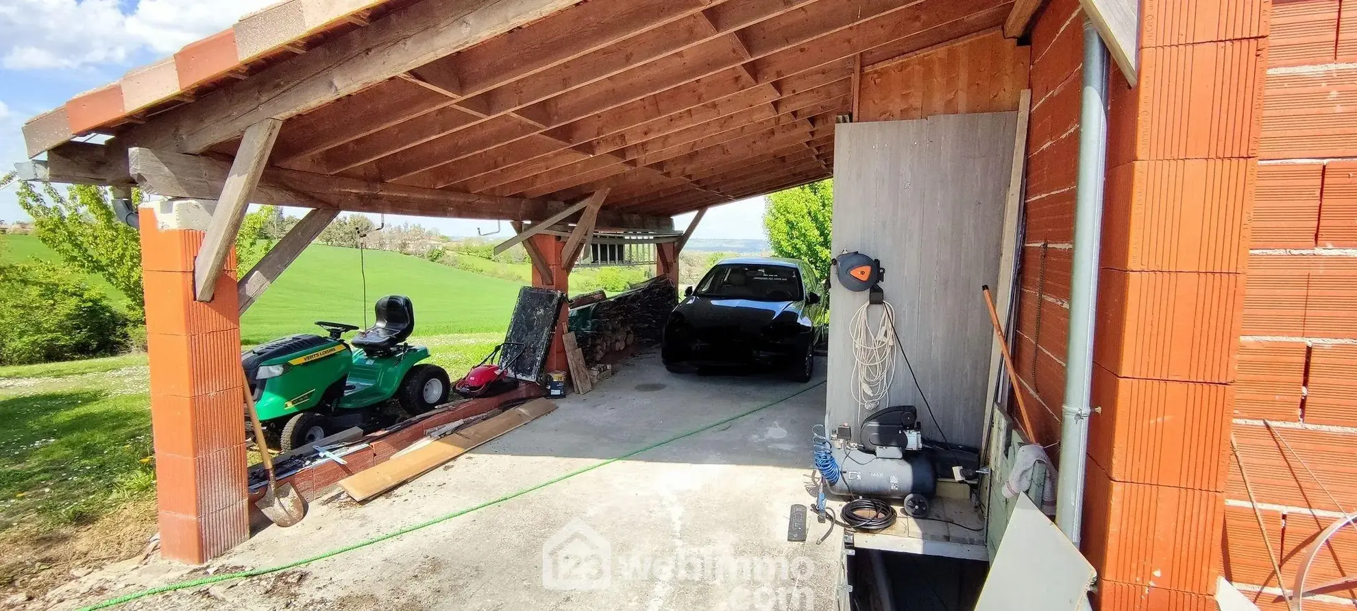 À vendre en viager occupé une maison de 155 m² à Auvillar (82) avec terrasse et garage 
