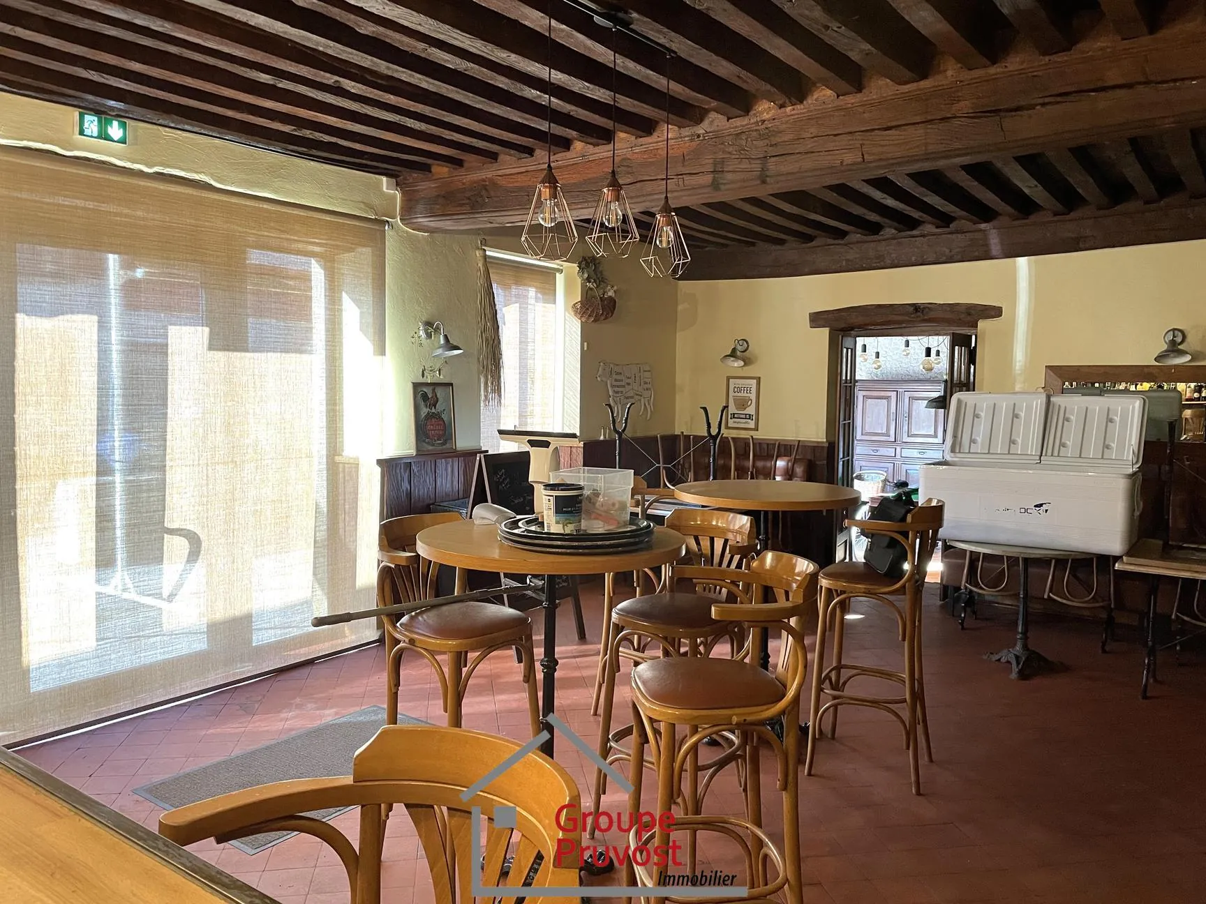 Fonds de commerce Café-Restaurant à vendre à Saint-Denis-Cabanne – Équipement complet et belle affaire 