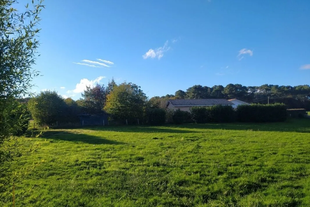 Terrain constructible à Sendets - 850 m², environnement calme