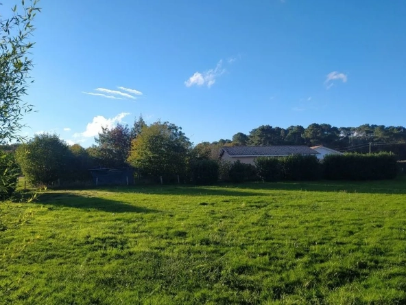 Terrain constructible à Sendets - 850 m², environnement calme