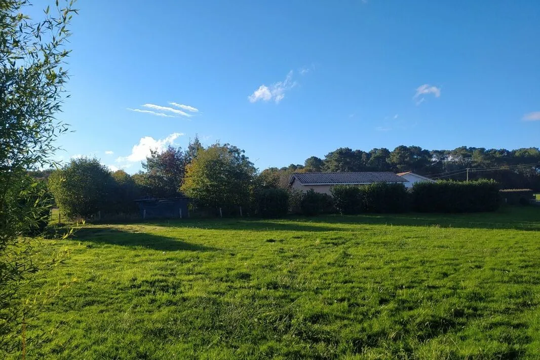 Terrain constructible à Sendets - 850 m², environnement calme 
