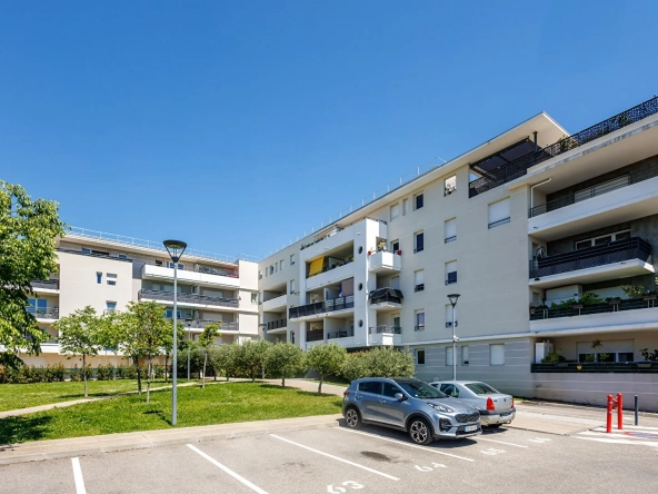 Appartement 2 pièces avec terrasse et parking à Avignon – Résidence sécurisée de 2017