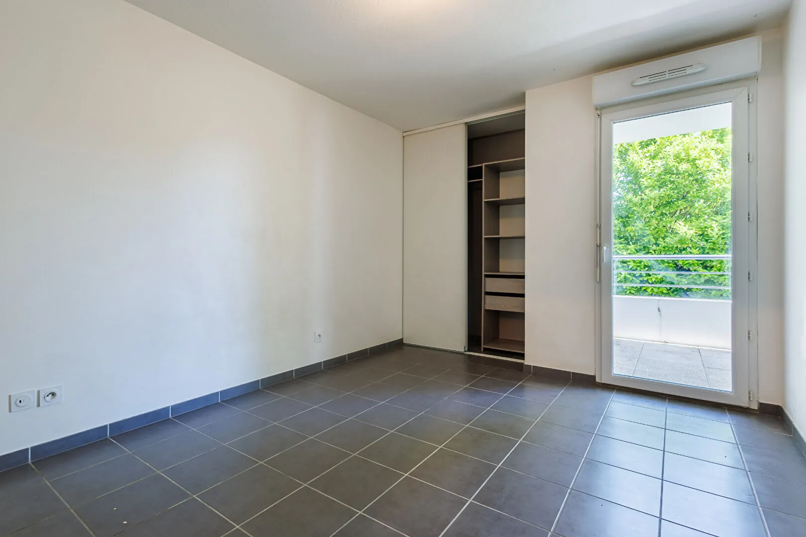 Appartement 2 pièces avec terrasse et parking à Avignon – Résidence sécurisée de 2017 