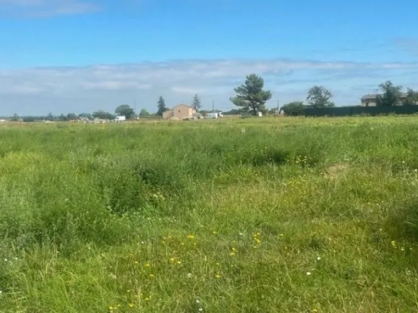 Terrain constructible à Gontaud-de-Nogaret de 779 m² en lotissement calme