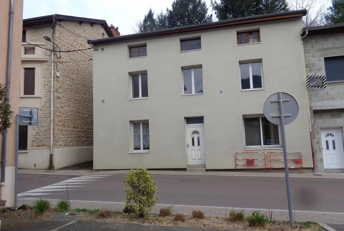 Maison de village avec dépendances à Chambost-Allières - 95 m², 4 chambres, chauffage pompe à chaleur 