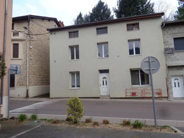 Maison de village avec dépendances à Chambost-Allières - 95 m², 4 chambres, chauffage pompe à chaleur