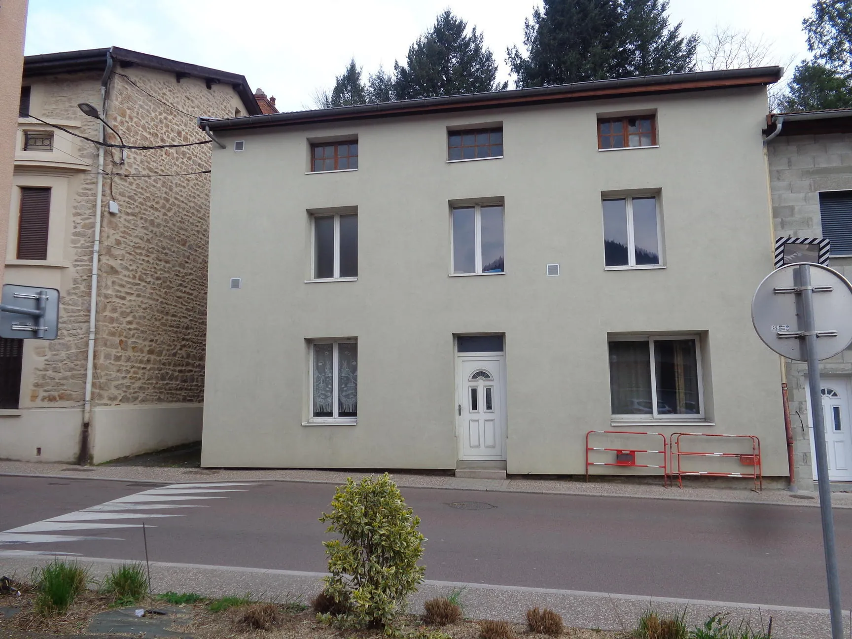 Maison de village avec dépendances à Chambost-Allières - 95 m², 4 chambres, chauffage pompe à chaleur 