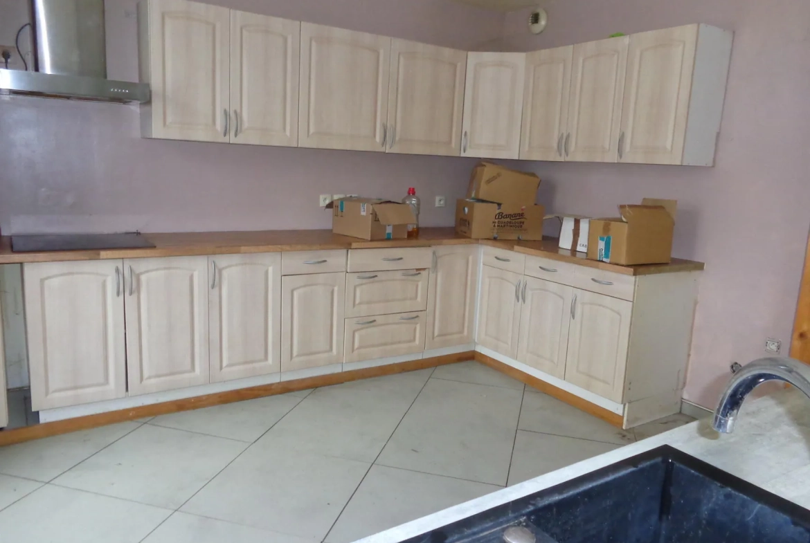 Maison de village avec dépendances à Chambost-Allières - 95 m², 4 chambres, chauffage pompe à chaleur 