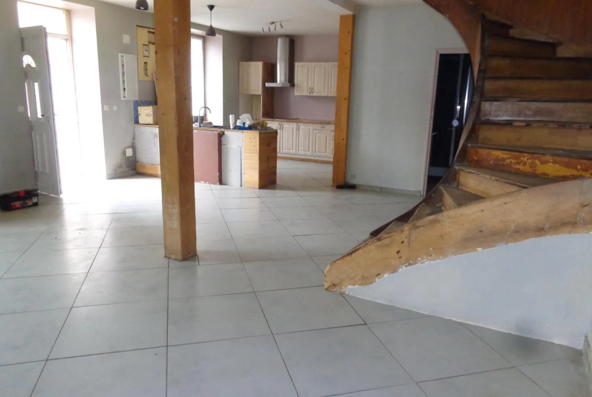 Maison de village avec dépendances à Chambost-Allières - 95 m², 4 chambres, chauffage pompe à chaleur 