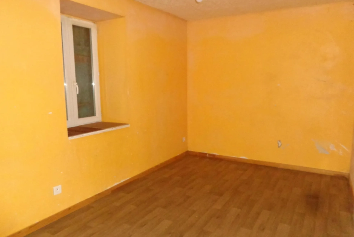 Maison de village avec dépendances à Chambost-Allières - 95 m², 4 chambres, chauffage pompe à chaleur 