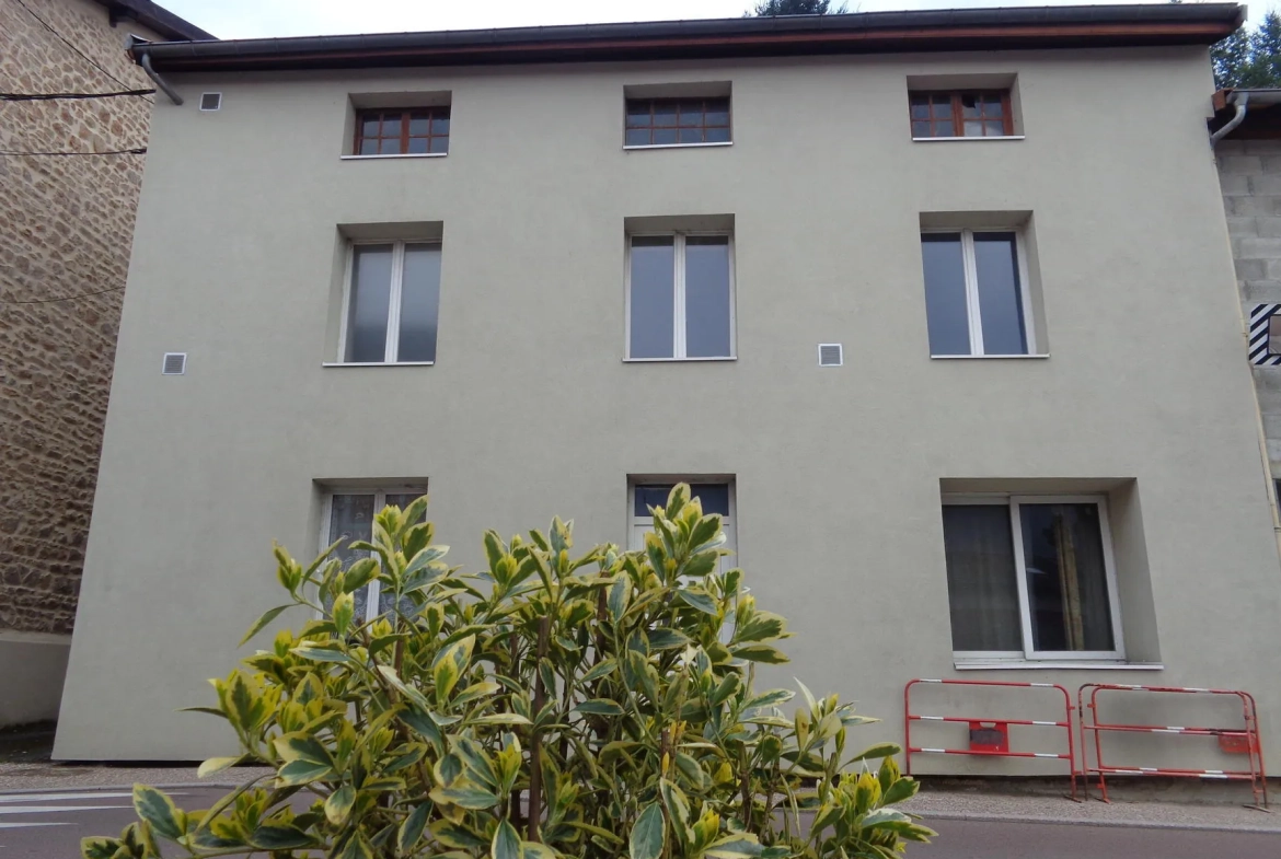 Maison de village avec dépendances à Chambost-Allières - 95 m², 4 chambres, chauffage pompe à chaleur 