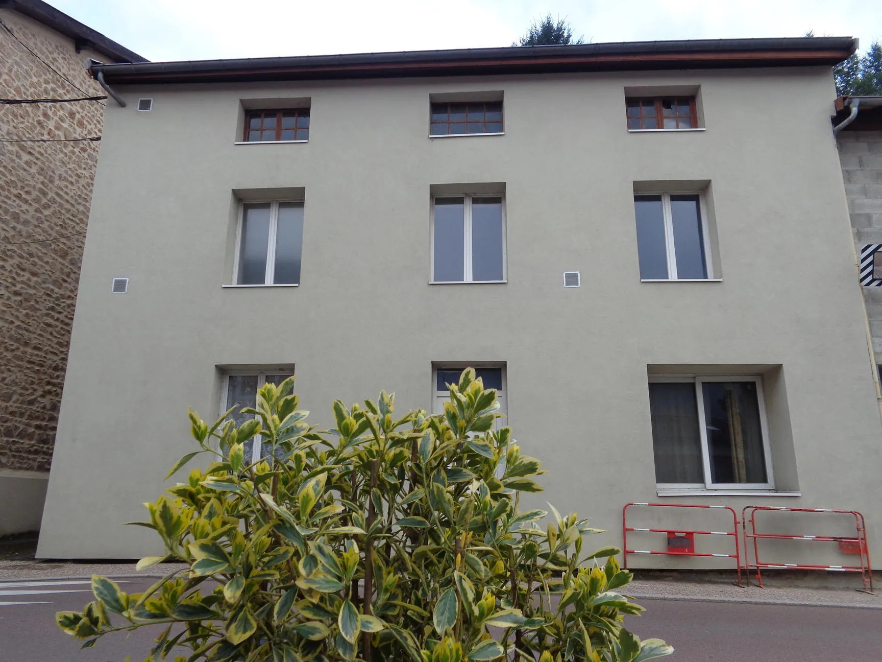 Maison de village avec dépendances à Chambost-Allières - 95 m², 4 chambres, chauffage pompe à chaleur 