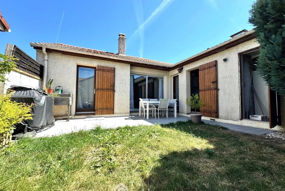Maison à vendre de 90 m² à Savigny-le-Temple, proche gare RER D, avec jardin et garage 