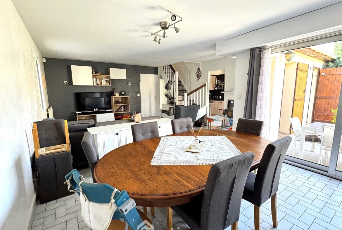 Maison à vendre de 90 m² à Savigny-le-Temple, proche gare RER D, avec jardin et garage 