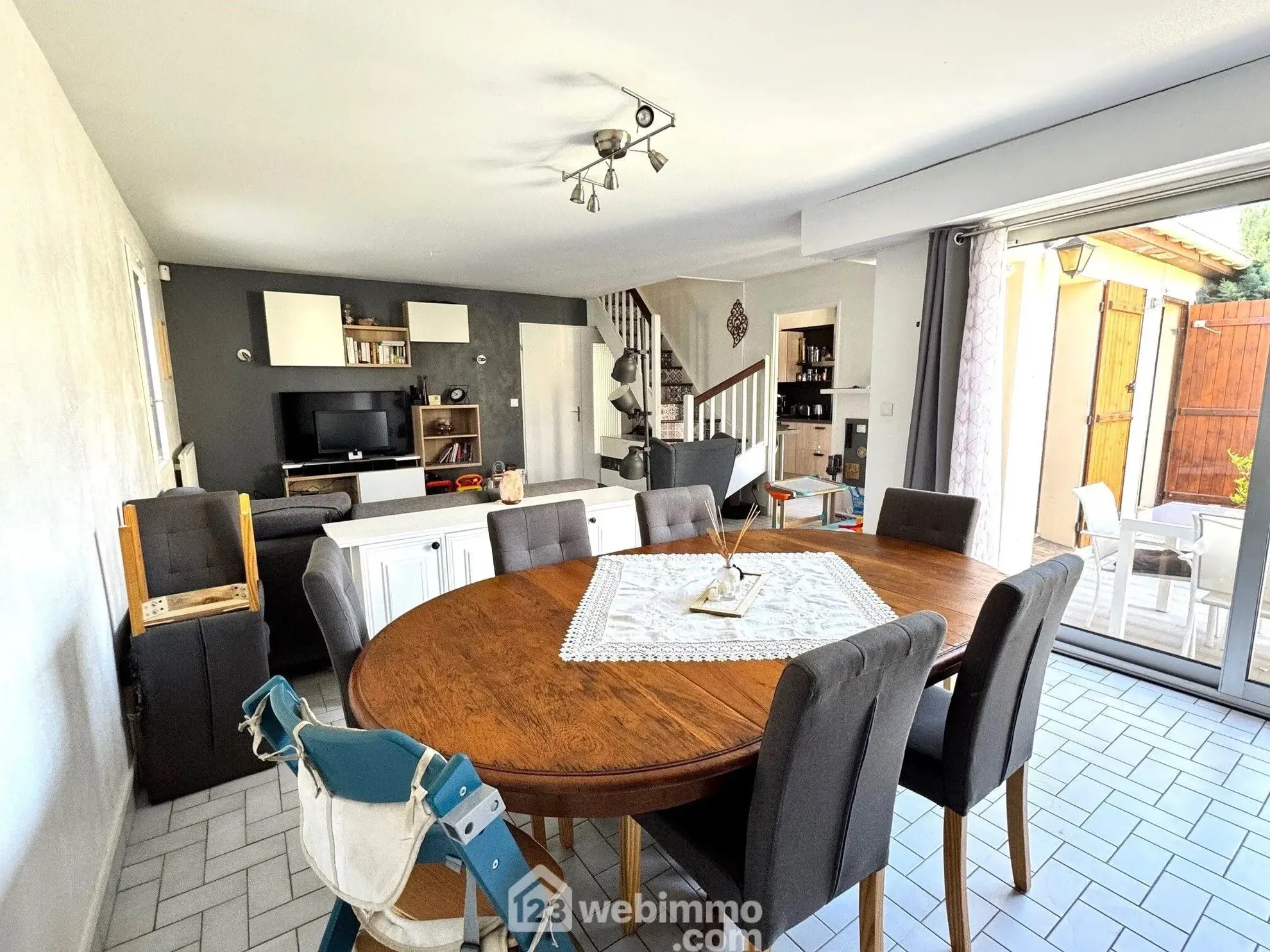 Maison à vendre de 90 m² à Savigny-le-Temple, proche gare RER D, avec jardin et garage 