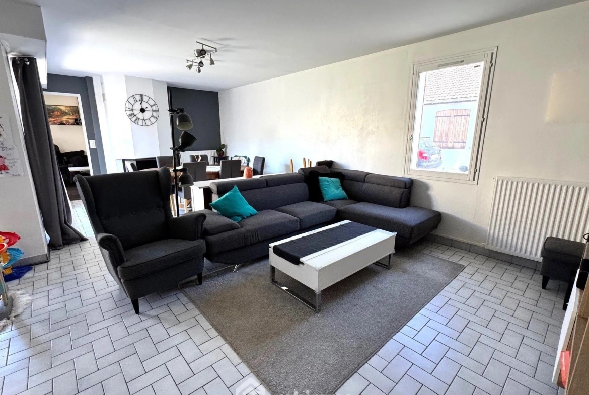 Maison à vendre de 90 m² à Savigny-le-Temple, proche gare RER D, avec jardin et garage 