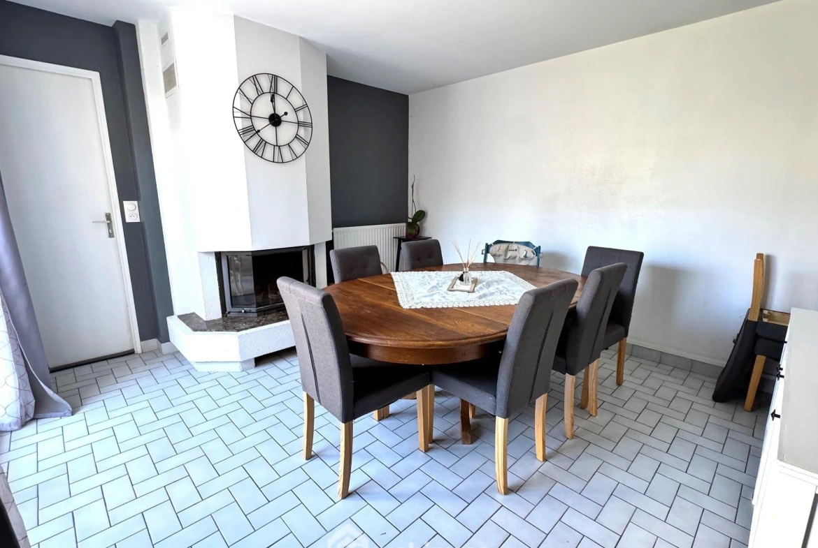 Maison à vendre de 90 m² à Savigny-le-Temple, proche gare RER D, avec jardin et garage 