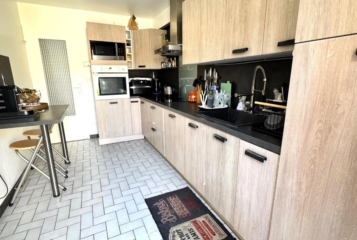 Maison à vendre de 90 m² à Savigny-le-Temple, proche gare RER D, avec jardin et garage 