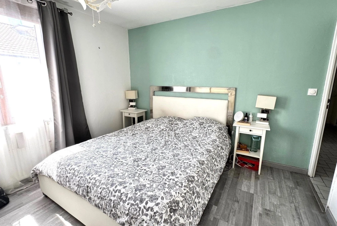 Maison à vendre de 90 m² à Savigny-le-Temple, proche gare RER D, avec jardin et garage 