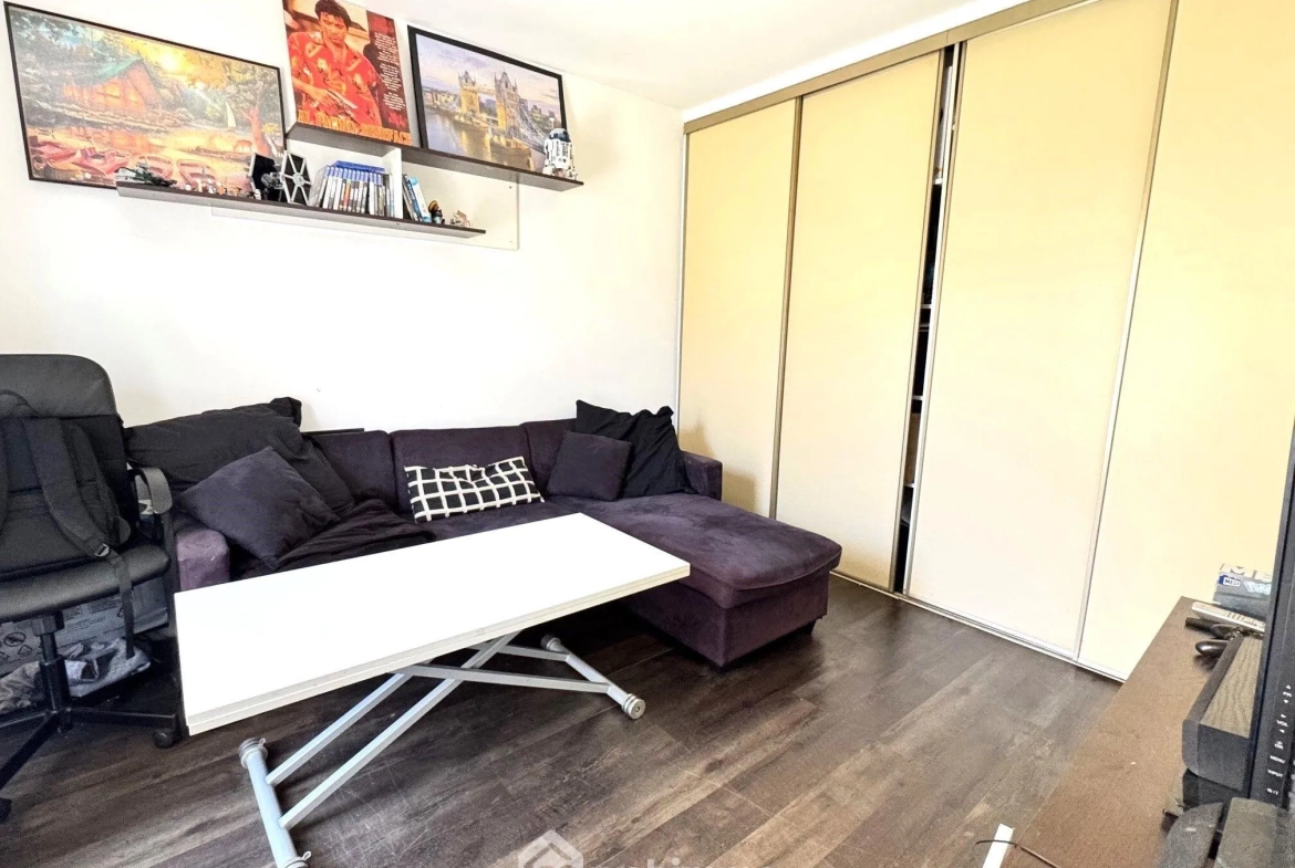 Maison à vendre de 90 m² à Savigny-le-Temple, proche gare RER D, avec jardin et garage 
