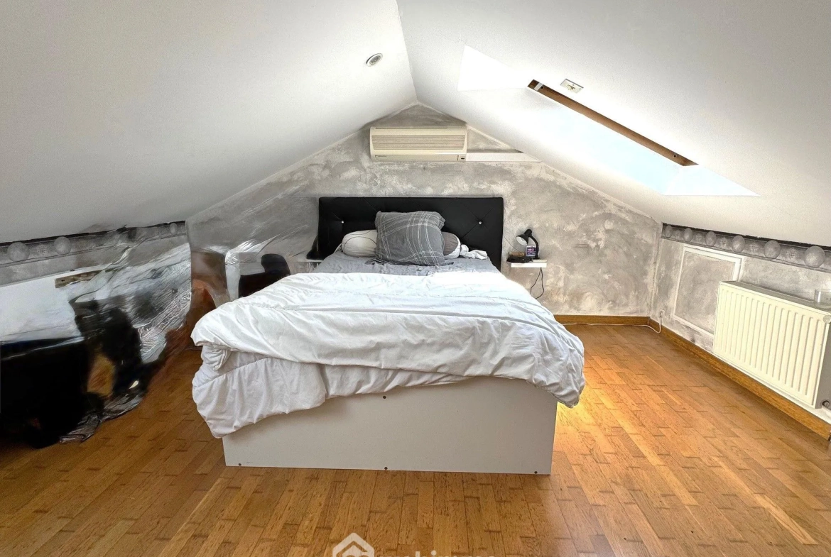 Maison à vendre de 90 m² à Savigny-le-Temple, proche gare RER D, avec jardin et garage 