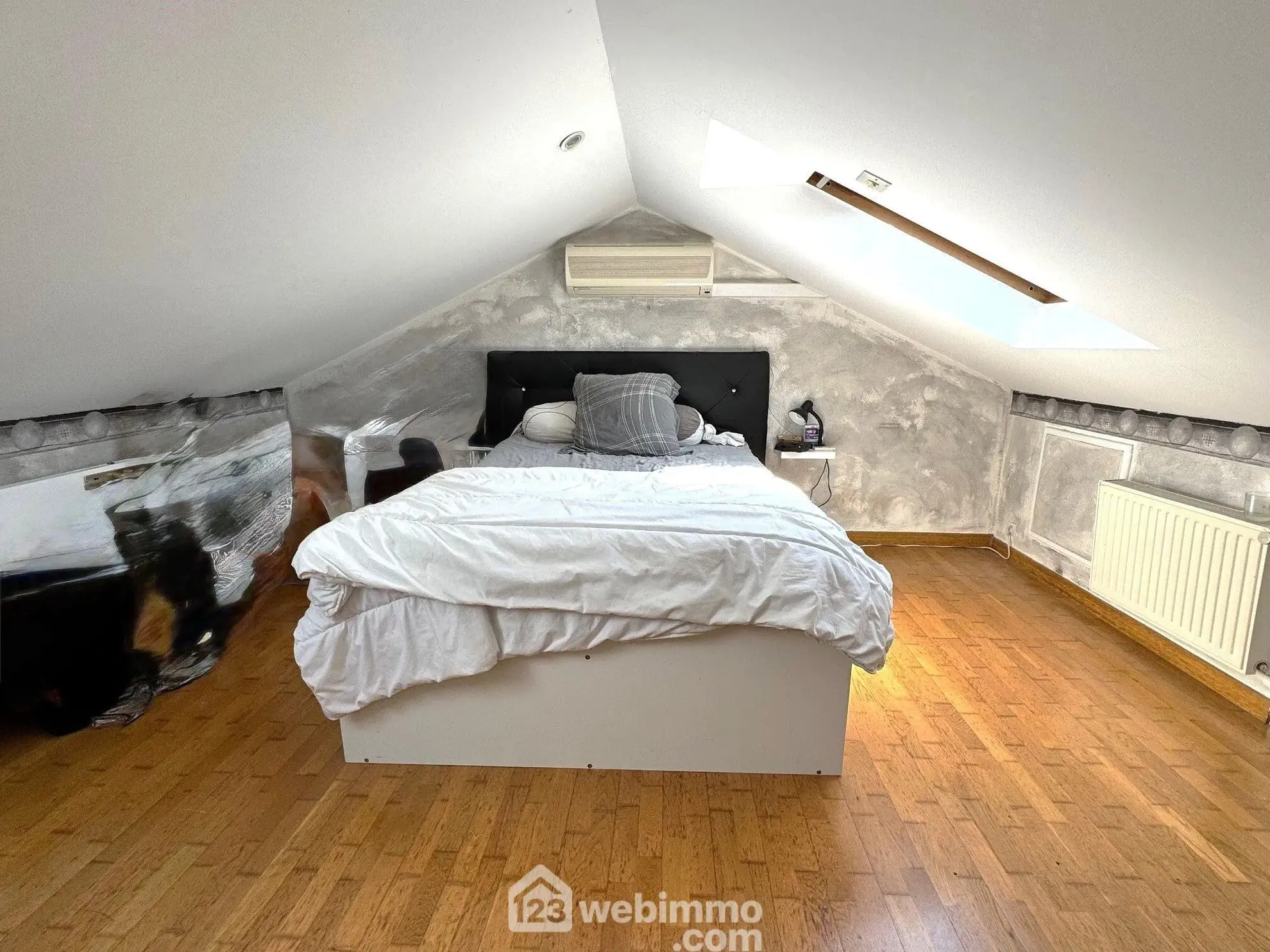 Maison à vendre de 90 m² à Savigny-le-Temple, proche gare RER D, avec jardin et garage 