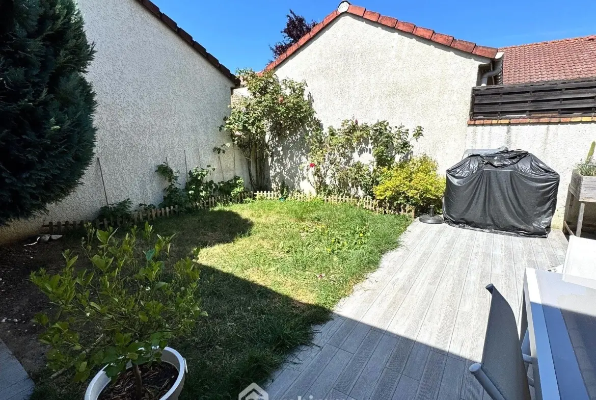 Maison à vendre de 90 m² à Savigny-le-Temple, proche gare RER D, avec jardin et garage 