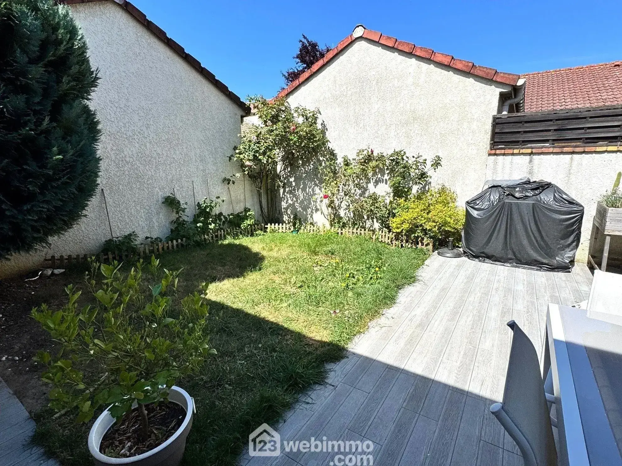 Maison à vendre de 90 m² à Savigny-le-Temple, proche gare RER D, avec jardin et garage 