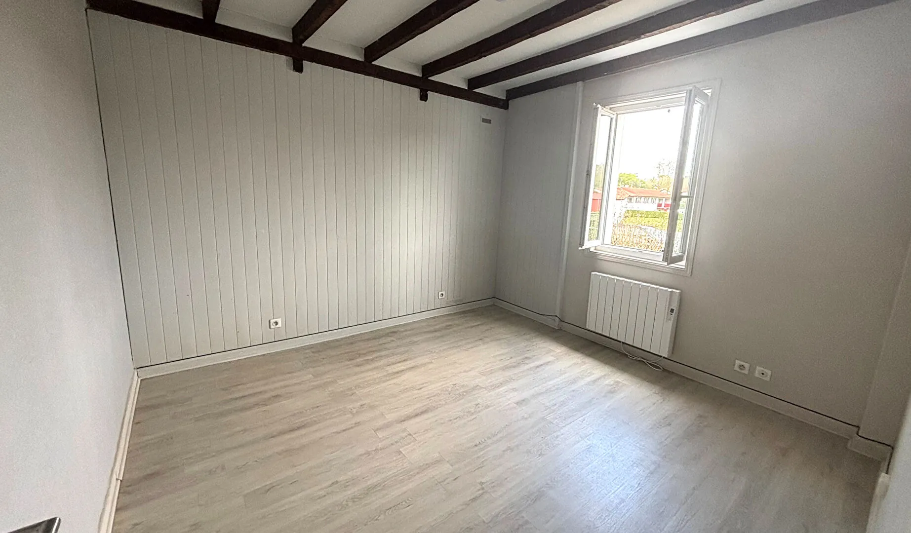 Appartement T3 rénové à Ascain avec garage, remise et cour – 50,59 m² 