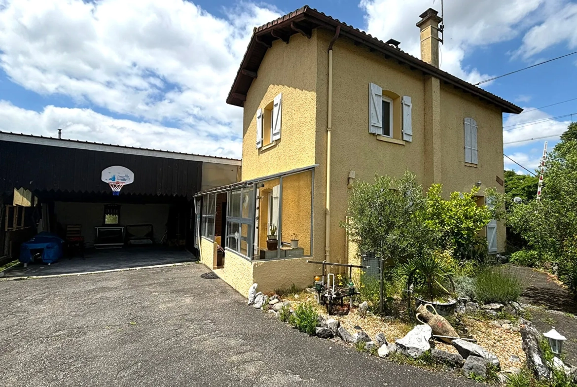 Maison ancienne de 108 m² à Peyrehorade, centre-ville avec garage et jardin 