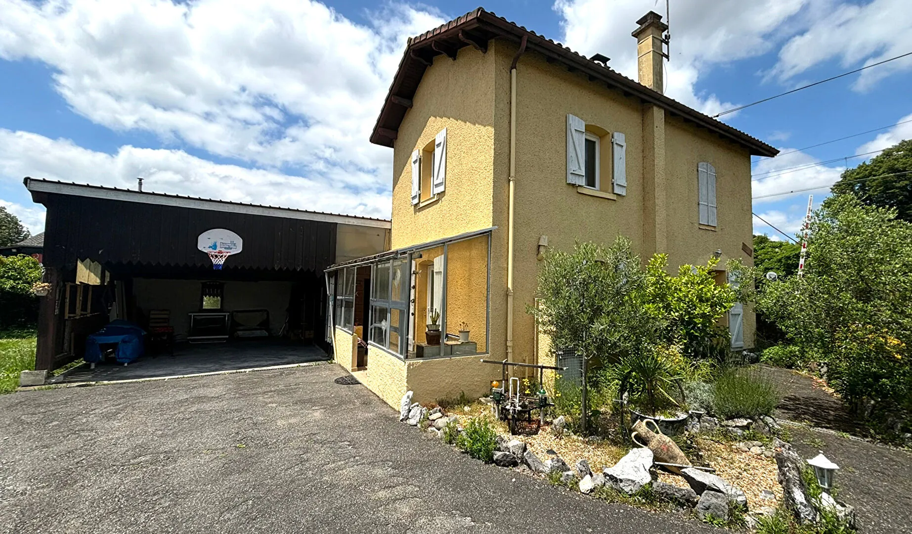 Maison ancienne de 108 m² à Peyrehorade, centre-ville avec garage et jardin 