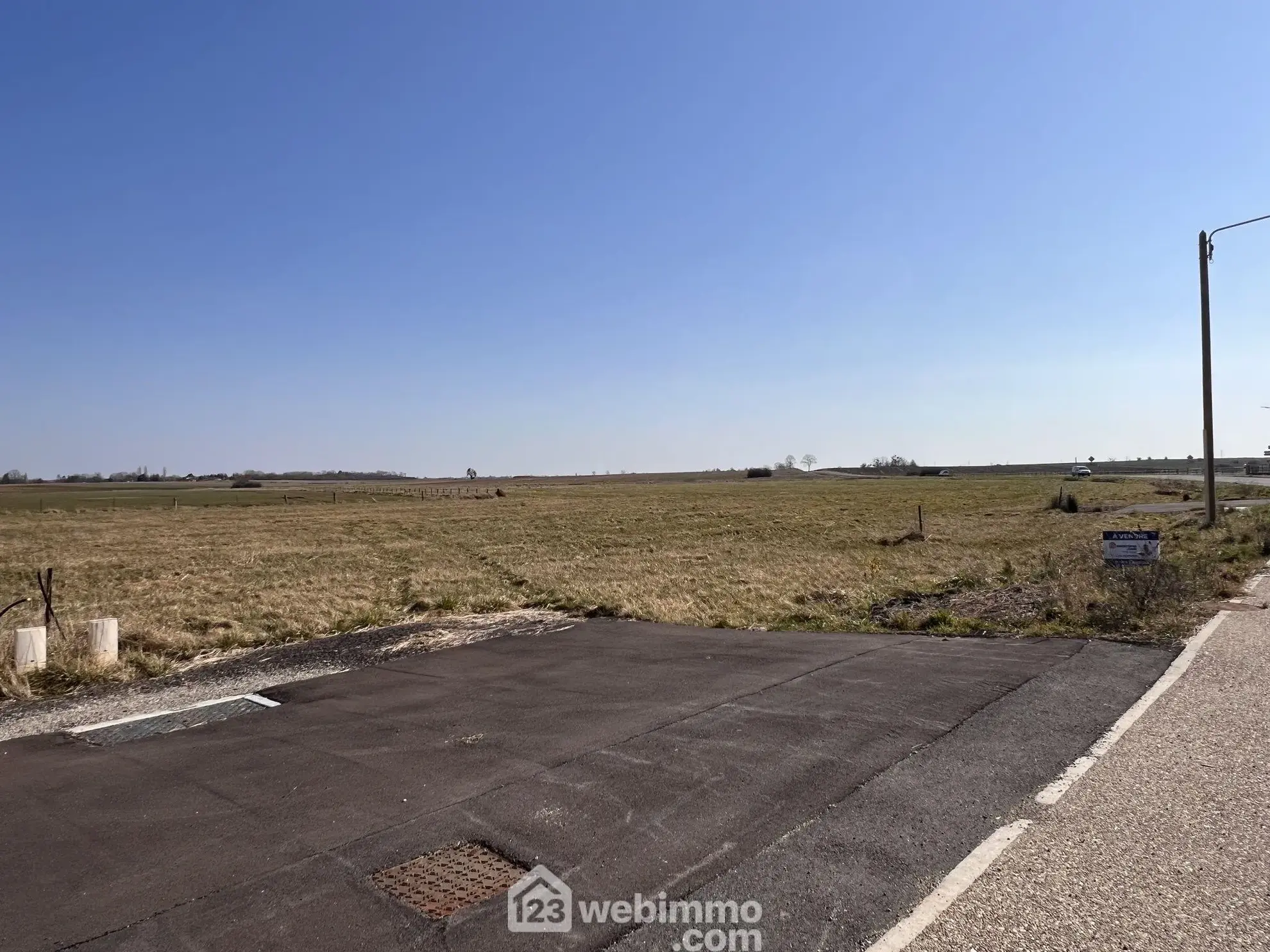 Terrain à bâtir de 1096 m² à Morgemoulin, vue dégagée, viabilisé, idéal pour construction 