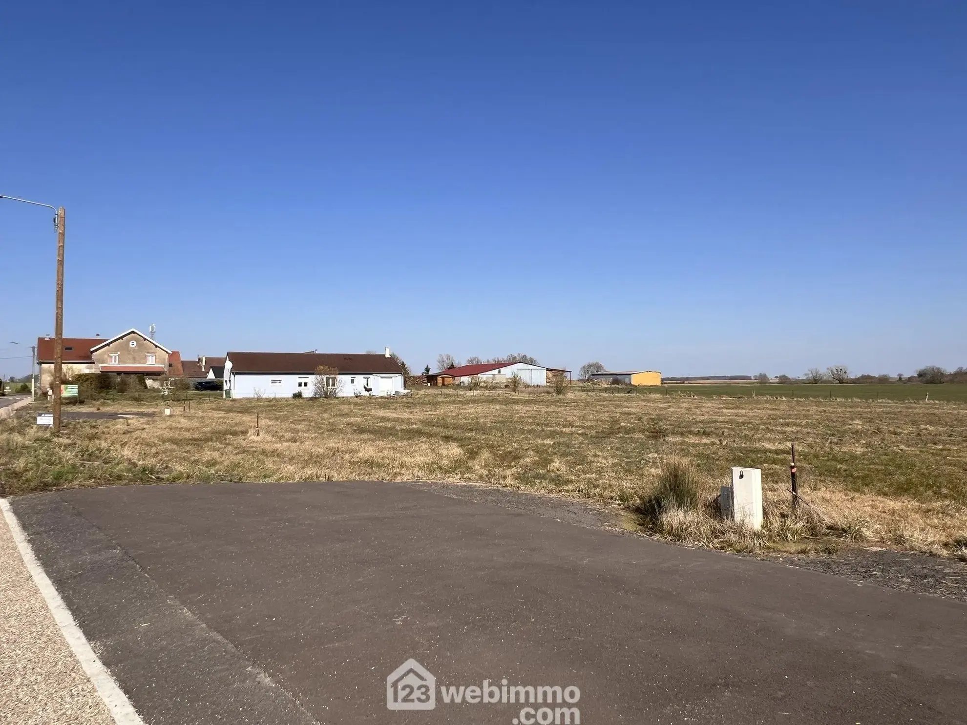 Terrain à bâtir de 1096 m² à Morgemoulin, vue dégagée, viabilisé, idéal pour construction 