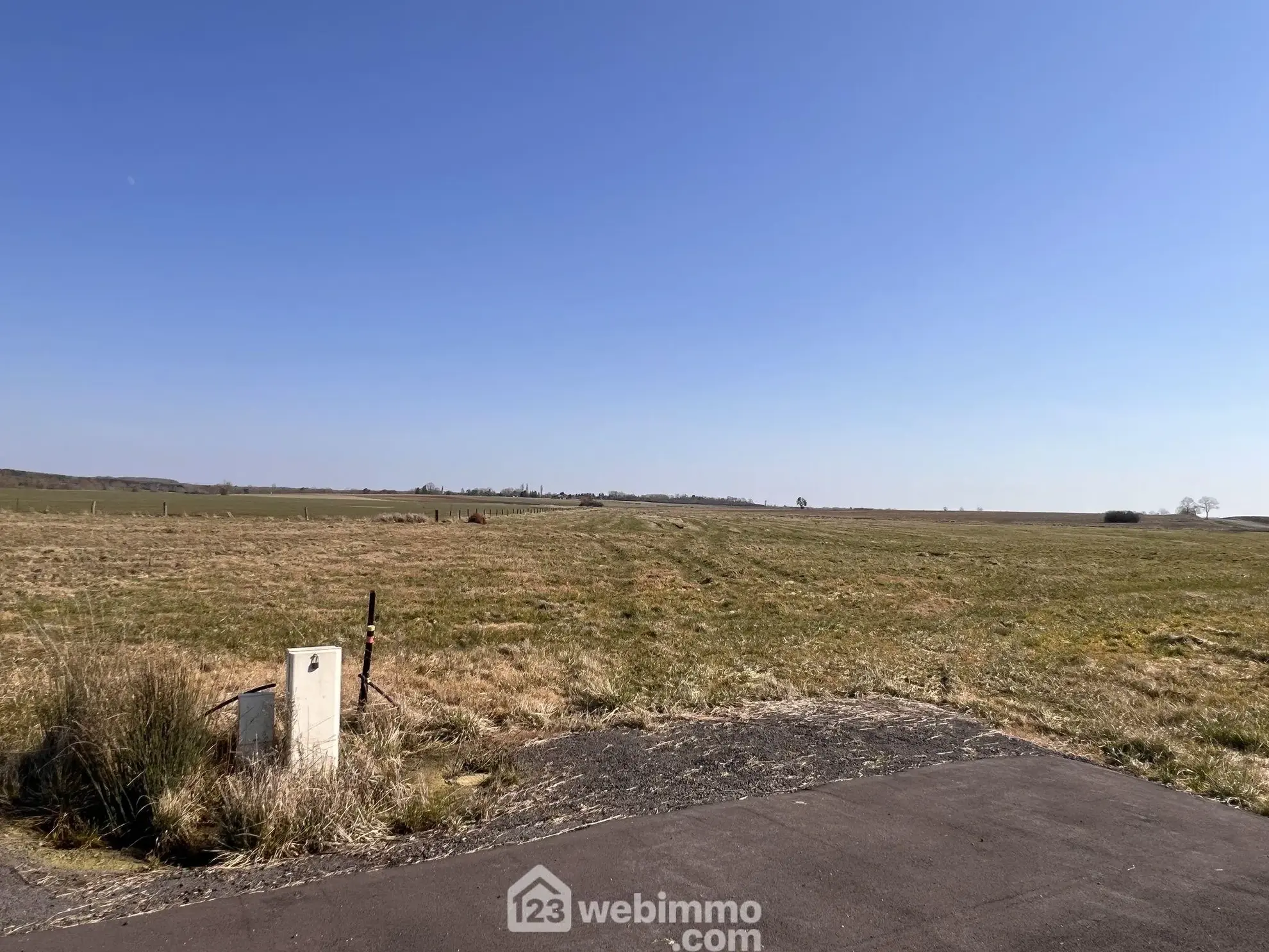 Terrain à bâtir de 1096 m² à Morgemoulin, vue dégagée, viabilisé, idéal pour construction 