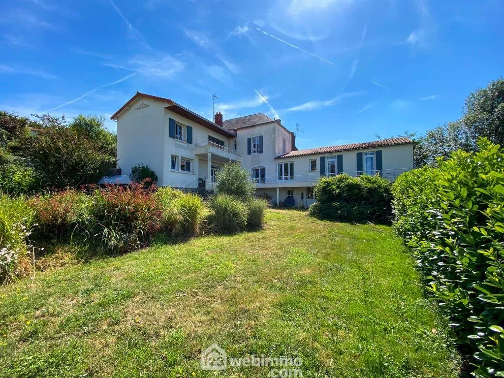 Grande maison familiale de 188 m² avec gîte à Pouzauges 