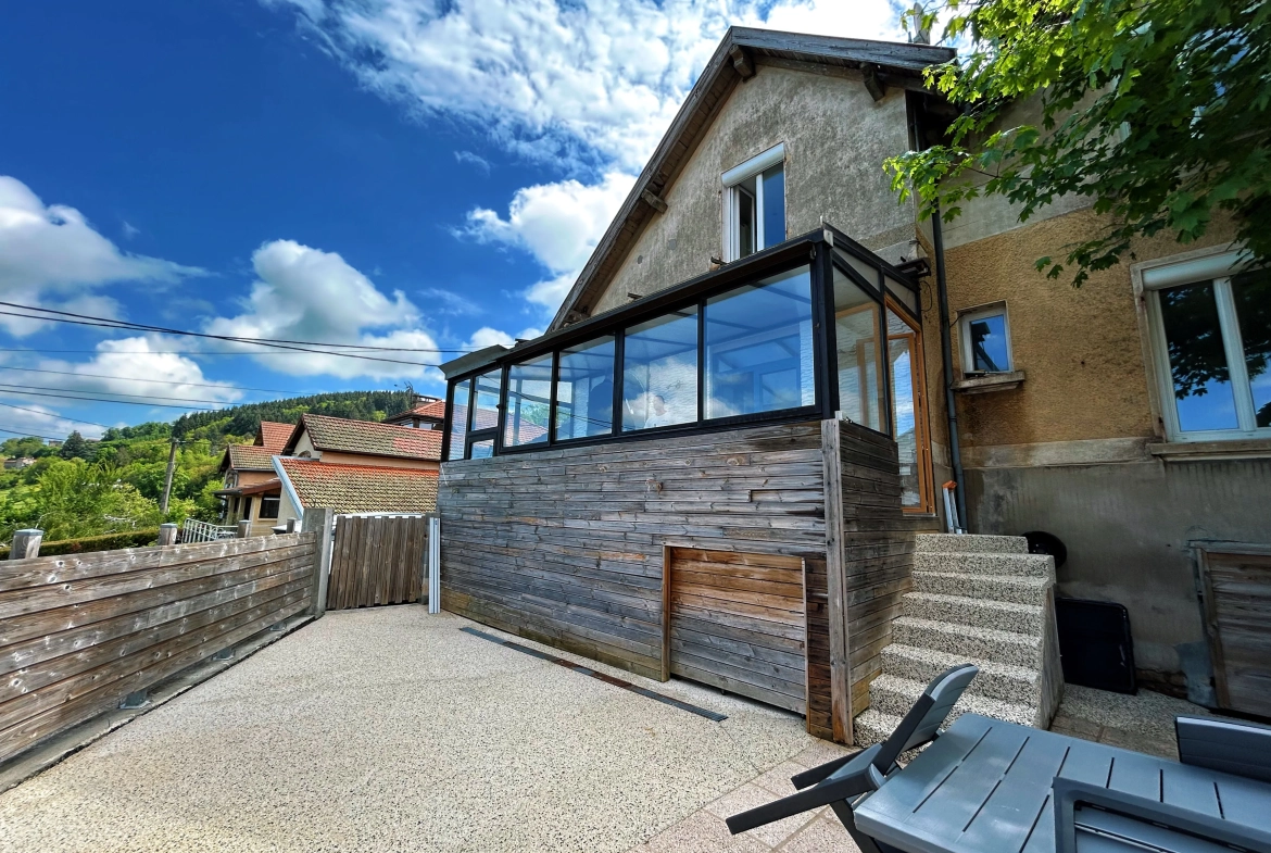 Charmante maison mitoyenne avec vue à Thizy-les-Bourgs 