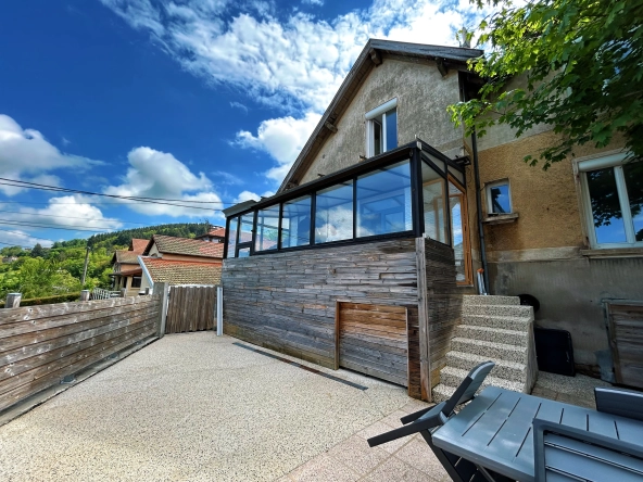 Charmante maison mitoyenne avec vue à Thizy-les-Bourgs