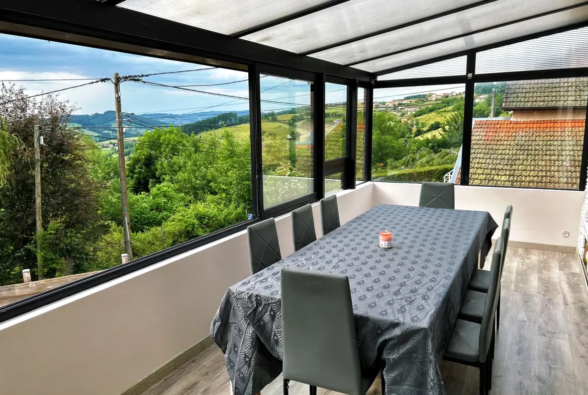 Charmante maison mitoyenne avec vue à Thizy-les-Bourgs 
