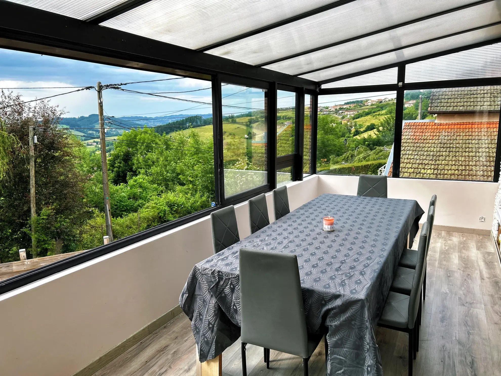 Charmante maison mitoyenne avec vue à Thizy-les-Bourgs 