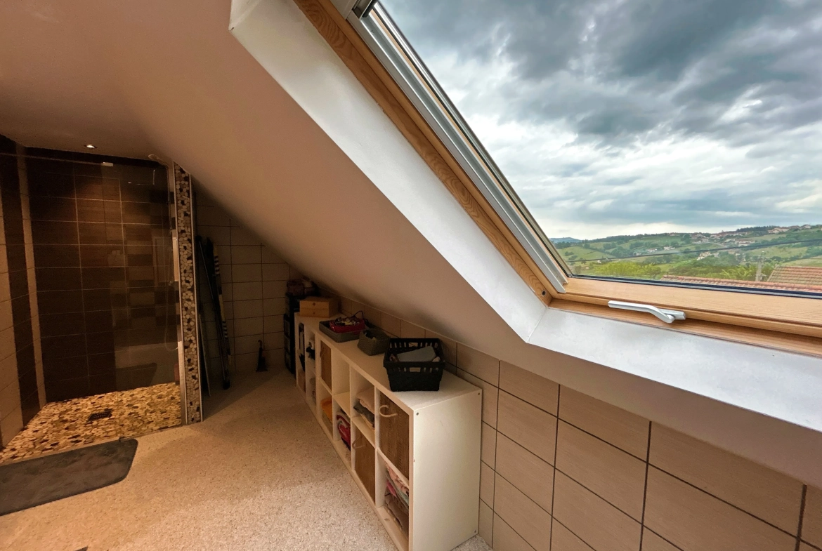 Charmante maison mitoyenne avec vue à Thizy-les-Bourgs 