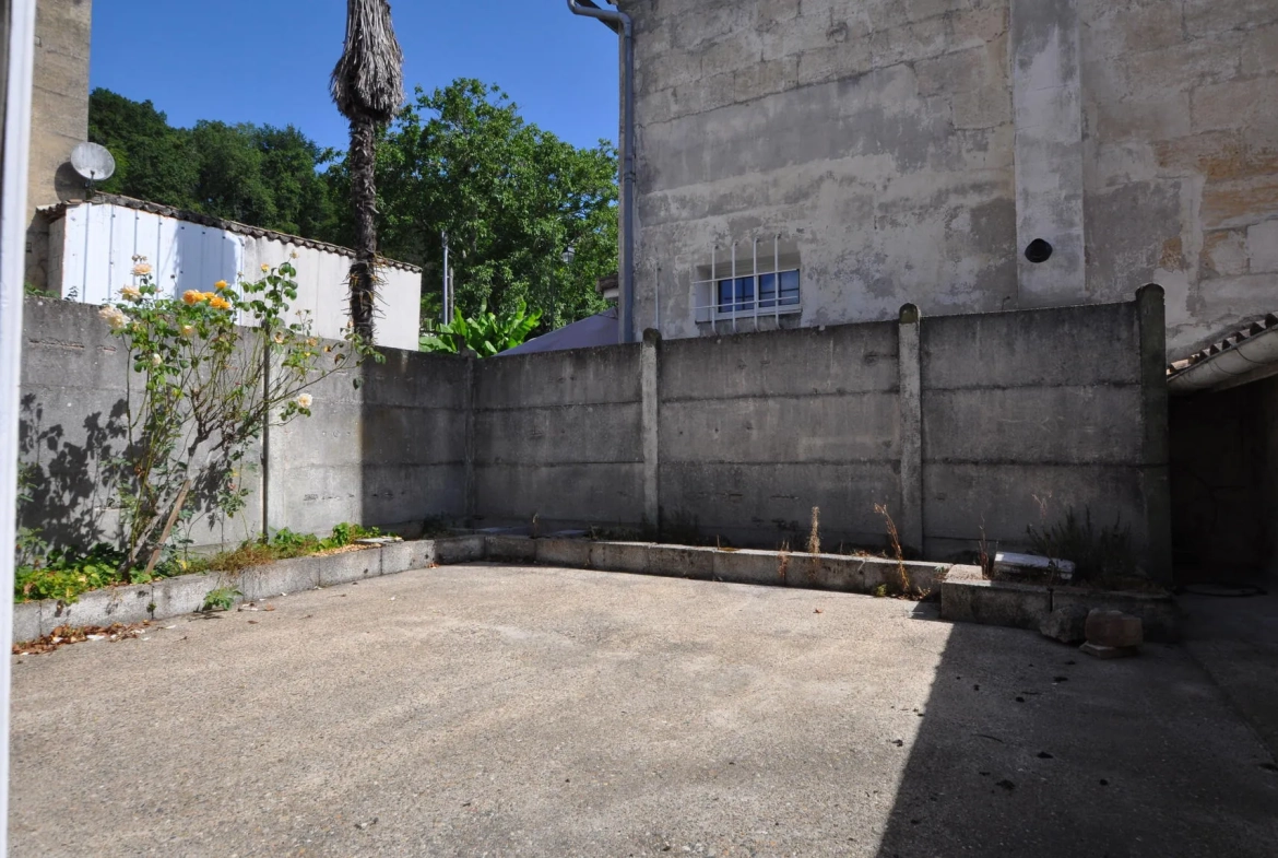 Charmante maison de village en pierre avec garage et terrasse à Langoiran 