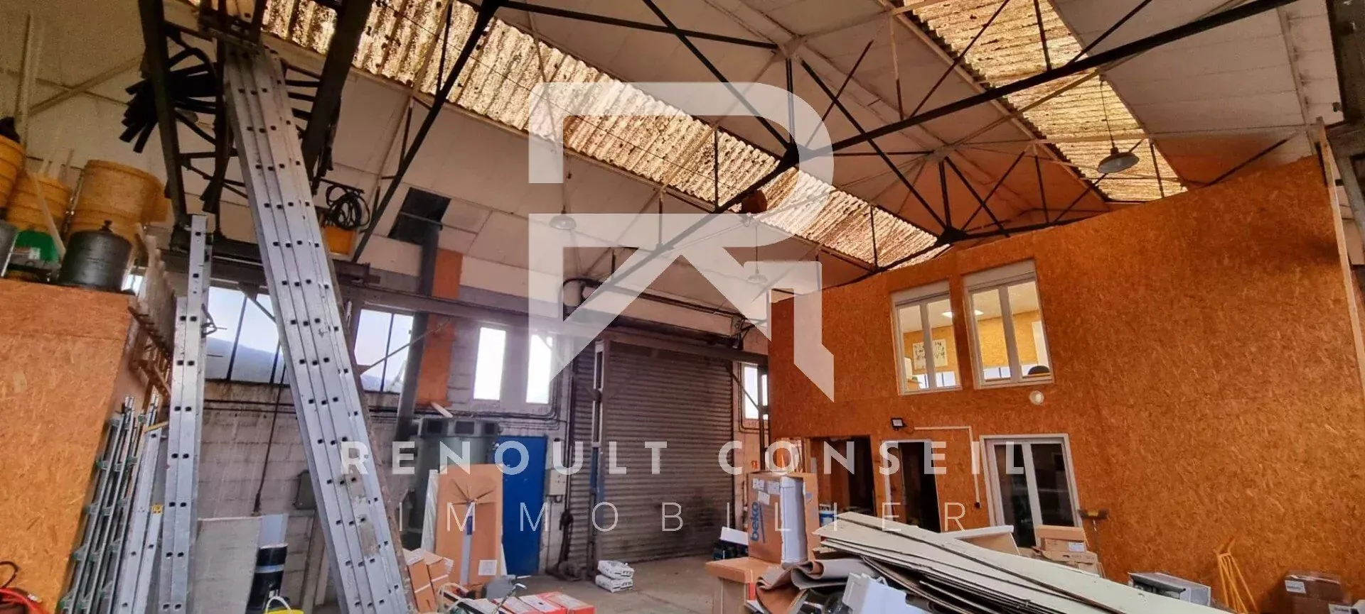 Bâtiment de 200 m² à vendre à Petit Quevilly, idéal pour entreprise ou stockage 