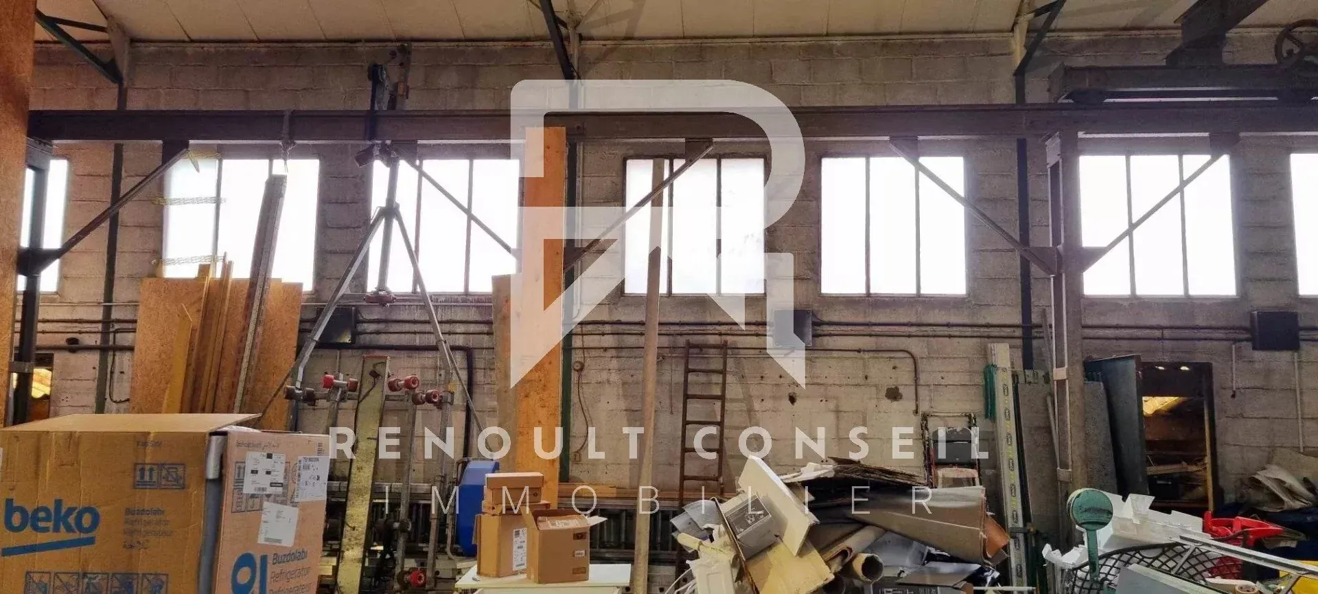 Bâtiment de 200 m² à vendre à Petit Quevilly, idéal pour entreprise ou stockage 
