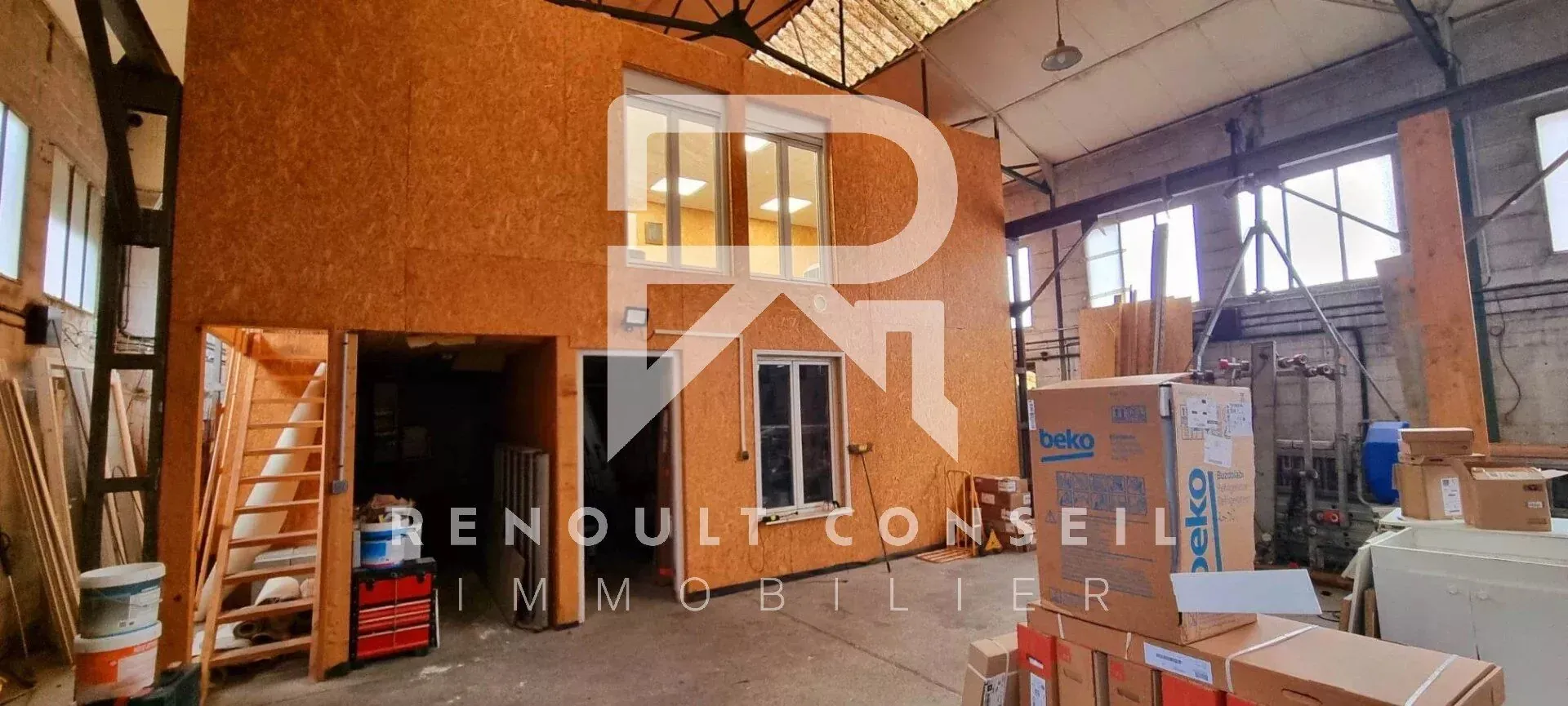 Bâtiment de 200 m² à vendre à Petit Quevilly, idéal pour entreprise ou stockage 