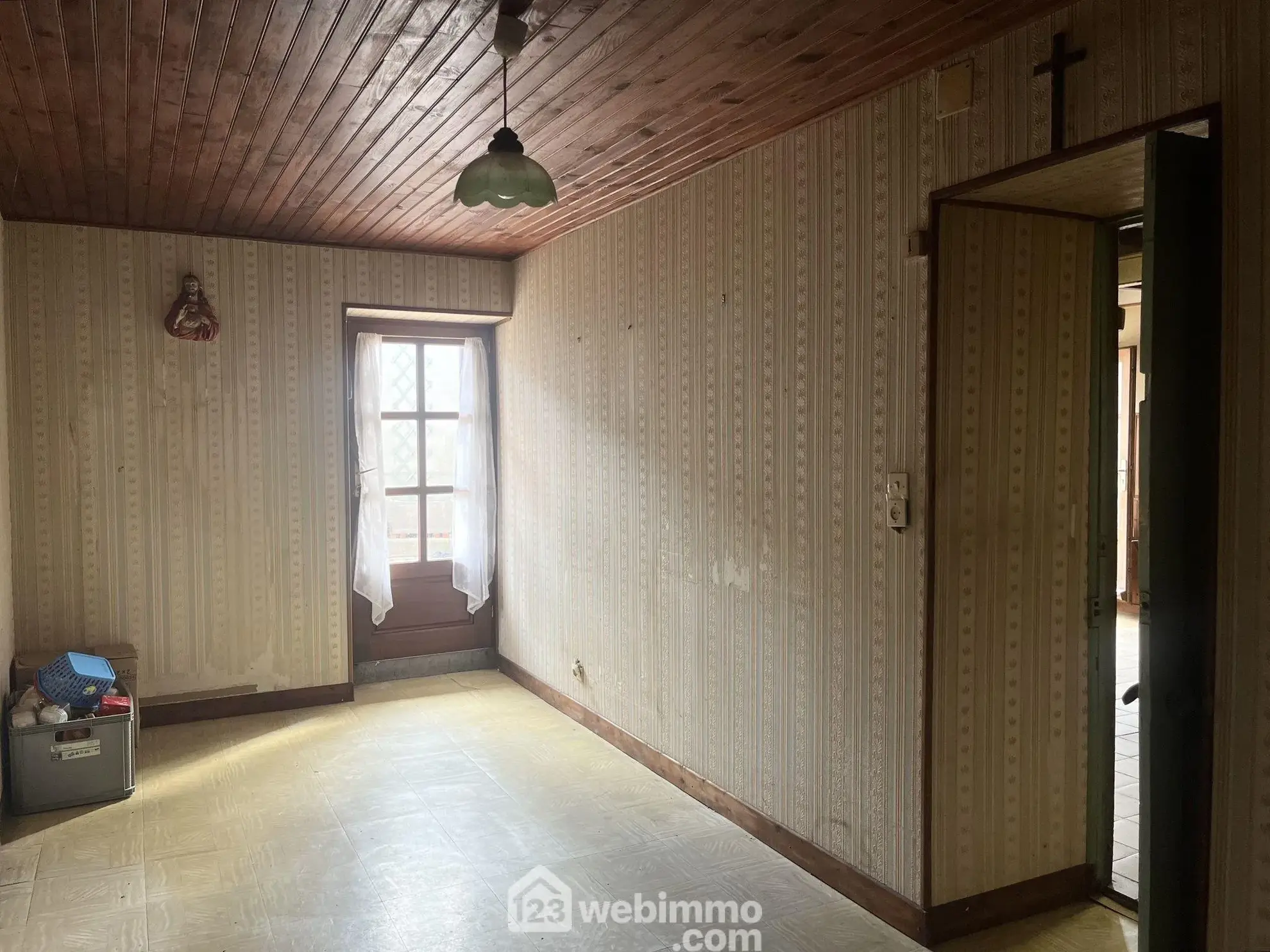 Maison à rénover de 80 m² à Boivre-la-Vallée avec terrain spacieux 