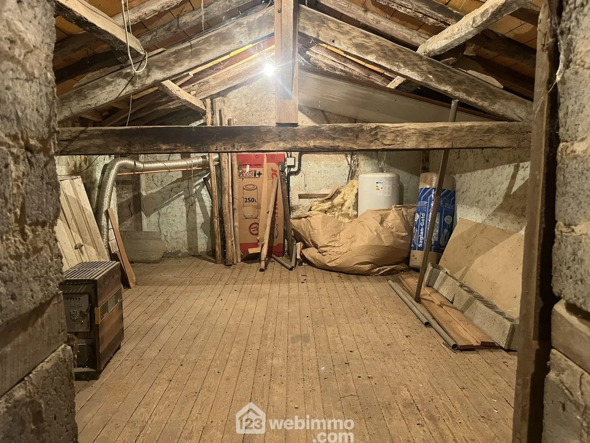 Maison à rénover de 80 m² à Boivre-la-Vallée avec terrain spacieux 