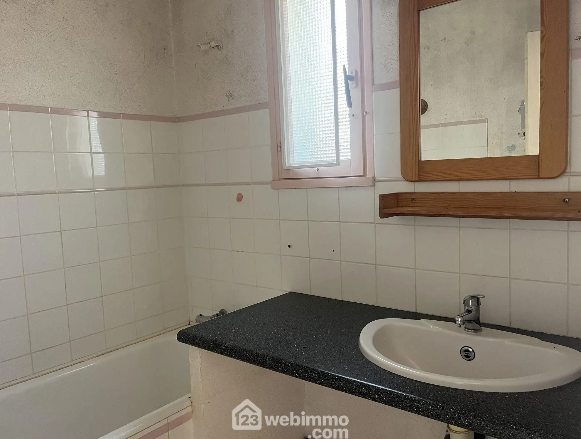 Maison à rénover de 80 m² à Boivre-la-Vallée avec terrain spacieux 