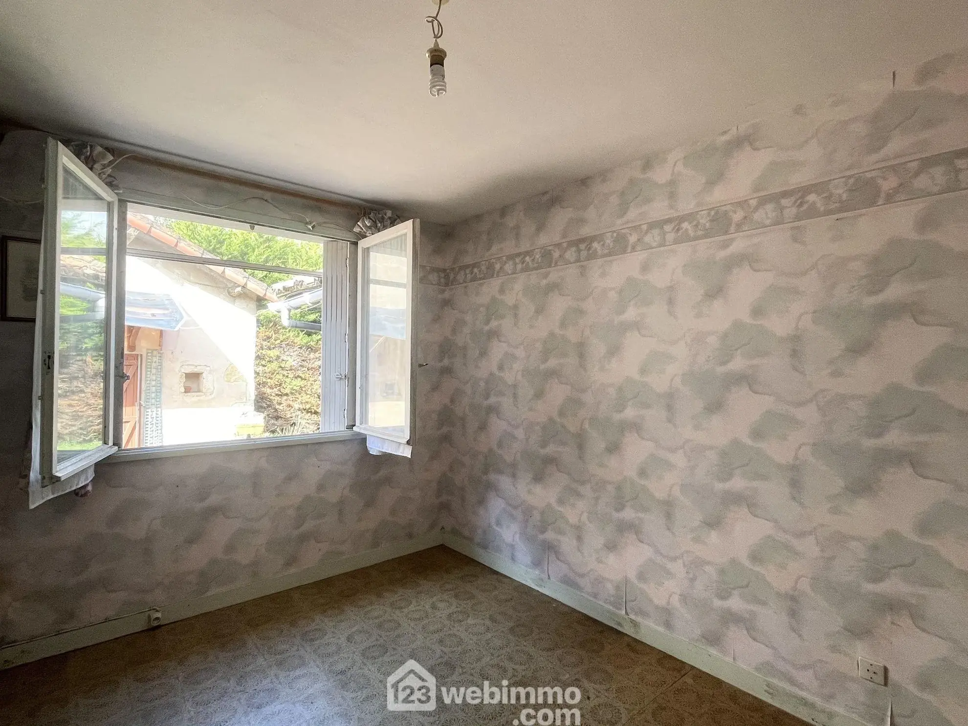 Maison à rénover de 80 m² à Boivre-la-Vallée avec terrain spacieux 