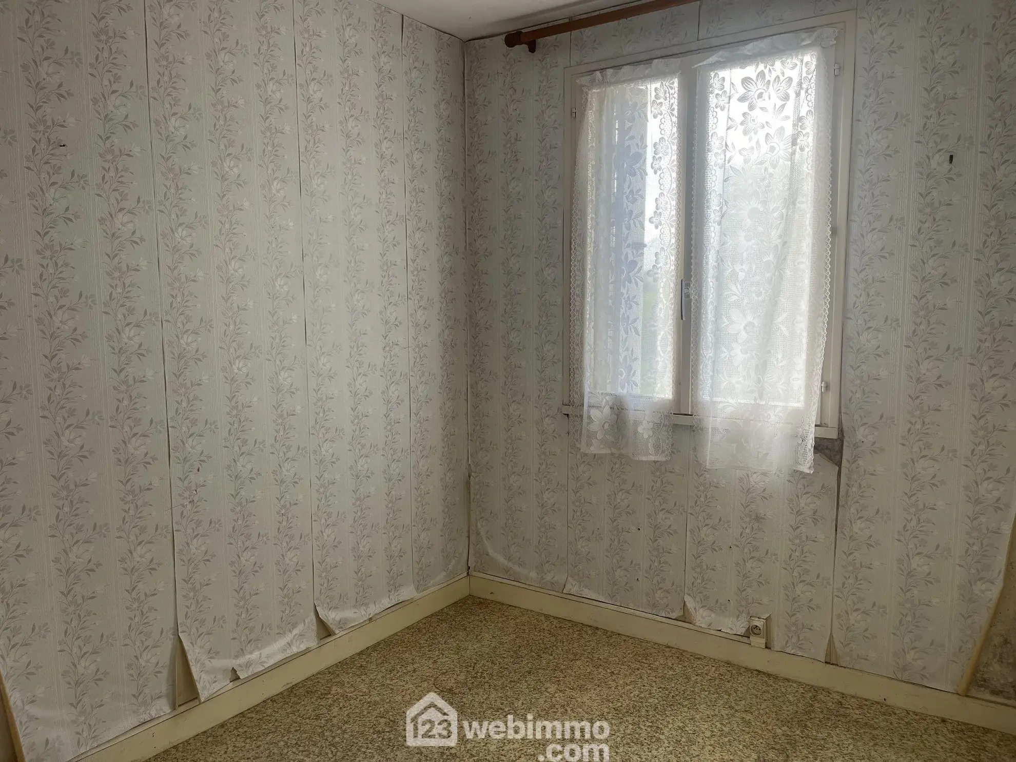 Maison à rénover de 80 m² à Boivre-la-Vallée avec terrain spacieux 